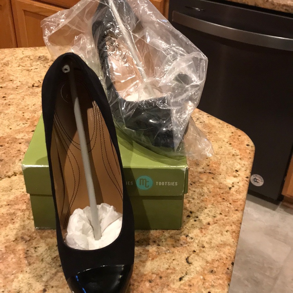Black suede leather 2 1/2 heel pumps